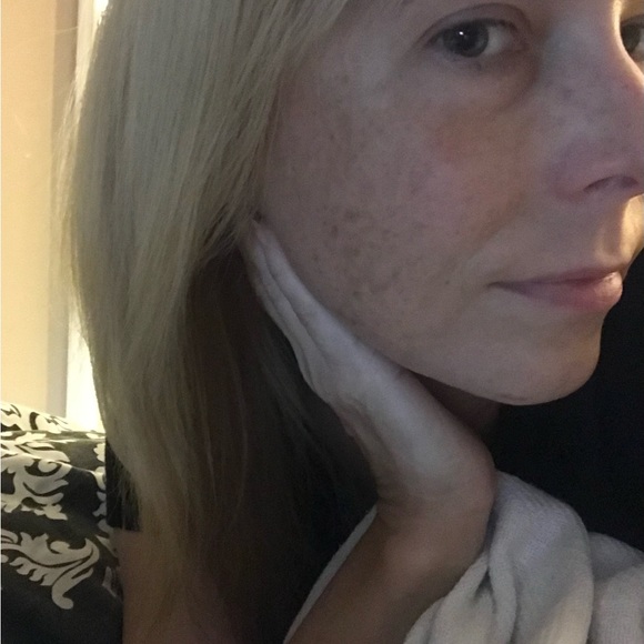 Meet your Posher, Lindsey **** Reasonable offers are accepted **** - Picture 4 of 5